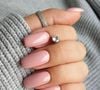 Tons rosados estão entre as cores de esmalte favoritas para neutralizar veias aparentes e iluminar as mãos