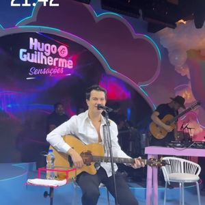 Durante as músicas de Hugo e Guilherme, Virginia filmou a reação de Zé Felipe.