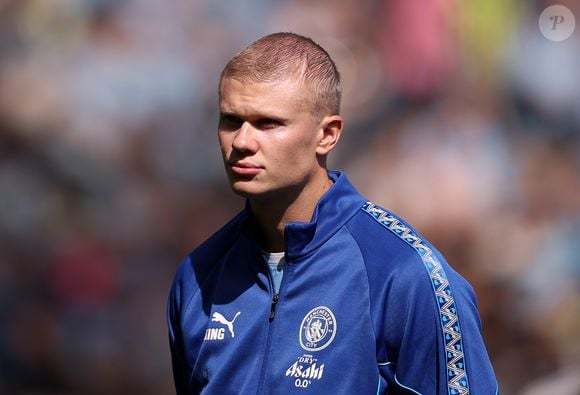 Haaland radicalizou no visual antes da nova temporada do Manchester City e trocou a tradicional cabeleira loira por um corte bem mais curto