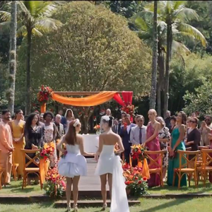 Os vestidos conceituais usados por Lorena e Juquinha no casamento de Três Graças viraram assunto entre fãs da novela nas redes sociais