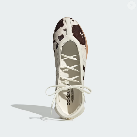 Com design retrô dos anos 2000, modelo da Adidas conquista fashionistas e ganha destaque nas produções do dia a dia