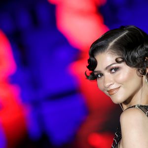 Zendaya apostou em um dos looks mais comentados da première do novo Homem-Aranha: um vestido longo com teia de cristais e transparência assinado pela Armani