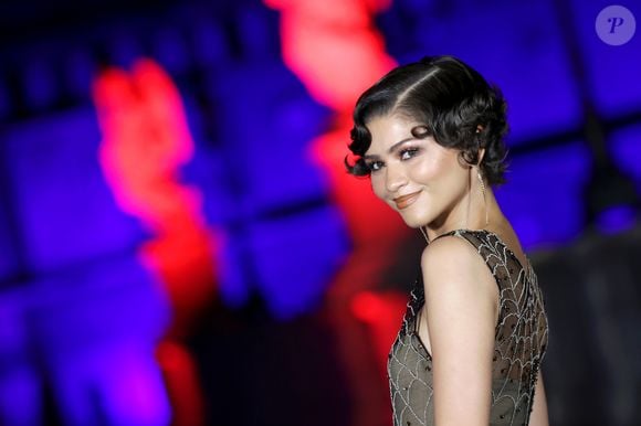 Zendaya apostou em um dos looks mais comentados da première do novo Homem-Aranha: um vestido longo com teia de cristais e transparência assinado pela Armani