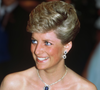 Schutz se inspira na Lady Di para criar sandália de festa confortável e metalizada, que a princesa usava com tudo nos anos 1980/90 e você não vai querer tirar do pé em 2026