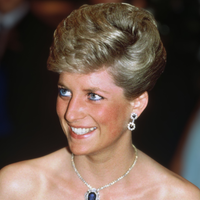 Schutz se inspira na Lady Di para criar sandália de festa confortável e metalizada, que a princesa usava com tudo nos anos 1980/90 e você não vai querer tirar do pé em 2026