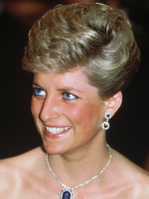 Schutz se inspira na Lady Di para criar sandália de festa confortável e metalizada, que a princesa usava com tudo nos anos 1980/90 e você não vai querer tirar do pé em 2026