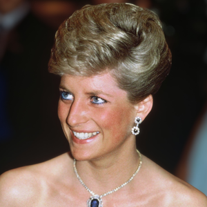 Schutz se inspira na Lady Di para criar sandália de festa confortável e metalizada, que a princesa usava com tudo nos anos 1980/90 e você não vai querer tirar do pé em 2026