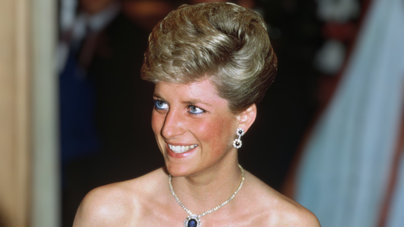 Schutz se inspira na Lady Di para criar sandália de festa confortável e metalizada, que a princesa usava com tudo nos anos 1980/90 e você não vai querer tirar do pé em 2026