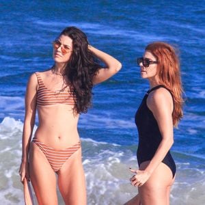 As atrizes trocam olhares e sorrisos enquanto gravam novas cenas do romance de Lorena e Juquinha em Três Graças