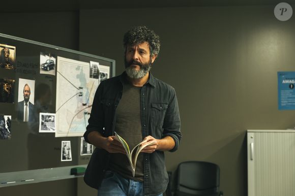 Antes afastado por má conduta, o inspetor Milo Malart volta a trabalhar como policial para investigar o caso