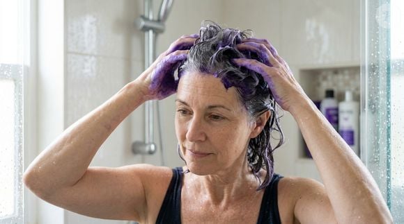 O cabeleireiro Gabriel Samra reforça que o xampu roxo não é um produto de limpeza tradicional, mas um matizador que deve ser usado por pouco tempo e sem excesso para evitar reflexos arroxeados nos fios