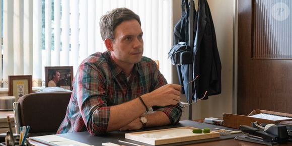 Em 'Desobedientes', Patrick J. Adams interpreta Wyatt Turner, professor do colégio de Leila e Abbie. Por trás do jeito simpático, esconde segredos sombrios ligados à cidade.