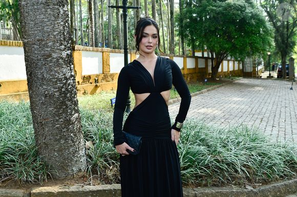 Ex-BBB Larissa Santos escolheu vestido de mangas longas com tendência cut-out
