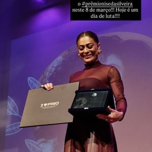 Juliana Paes marcou presença no Prêmio Nise da Silveira, cuja cerimônia aconteceu no Rio de Janeiro neste domingo (08)