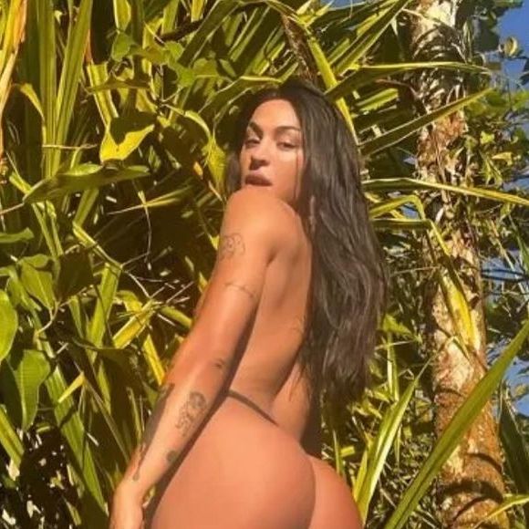 Pabllo Vittar analisou as imagens em que aparece beijando os "bofes" na festa Guapo. "Que delícia", festejou