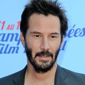 Keanu Reeves revelou em entrevista que sua visão sobre dinheiro e sucesso é bem simples, e que eles não moldam sua vida