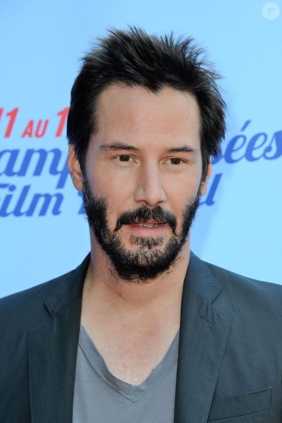 Keanu Reeves revelou em entrevista que sua visão sobre dinheiro e sucesso é bem simples, e que eles não moldam sua vida