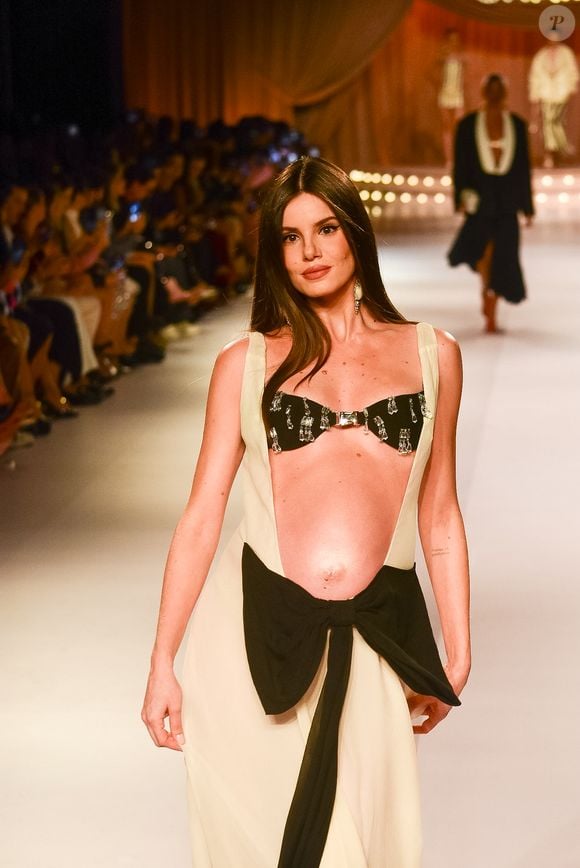 Camila Queiroz está grávida de 8 meses da primeira filha com Klebber Toledo