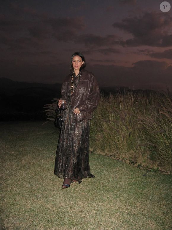 Bruna Marquezine chamou atenção pelo look poderoso na estética boho chic