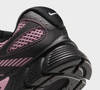 De acordo com a descrição do produto, o Nike V5 Runner mantém suas raízes nos anos 2000 com uma entressola de espuma robusta, mas leve. Os detalhes metálicos e os cadarços estilizados completam o visual retrô do calçado
