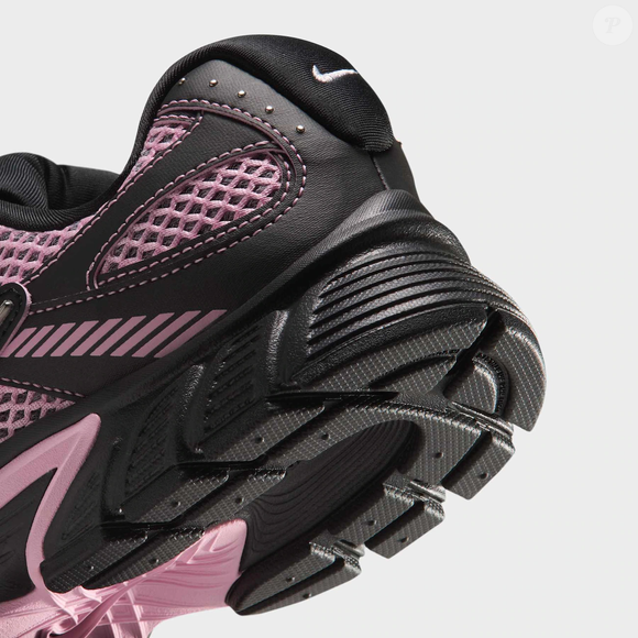 De acordo com a descrição do produto, o Nike V5 Runner mantém suas raízes nos anos 2000 com uma entressola de espuma robusta, mas leve. Os detalhes metálicos e os cadarços estilizados completam o visual retrô do calçado