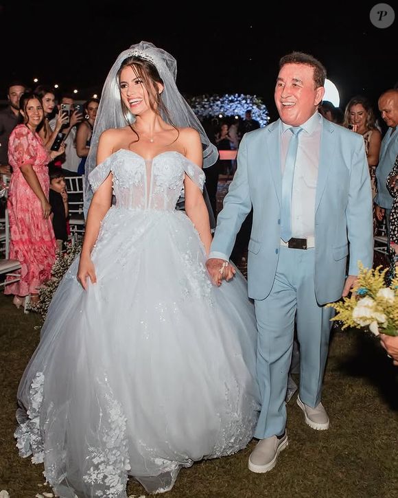 Amado Batista e Calita Franciele se casaram em uma cerimônia luxuosa na fazenda do cantor