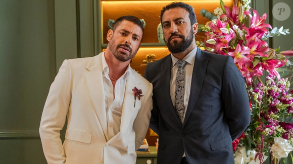 César (Cauã Reymond) e Olavo (Ricardo Teodoro) no casamento do bandido com Odete (Débora Bloch) em 'Vale Tudo'