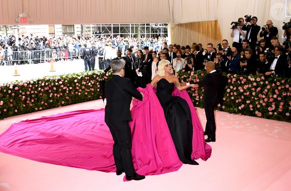 Lady Gaga trocou o rosa pelo vestido preto