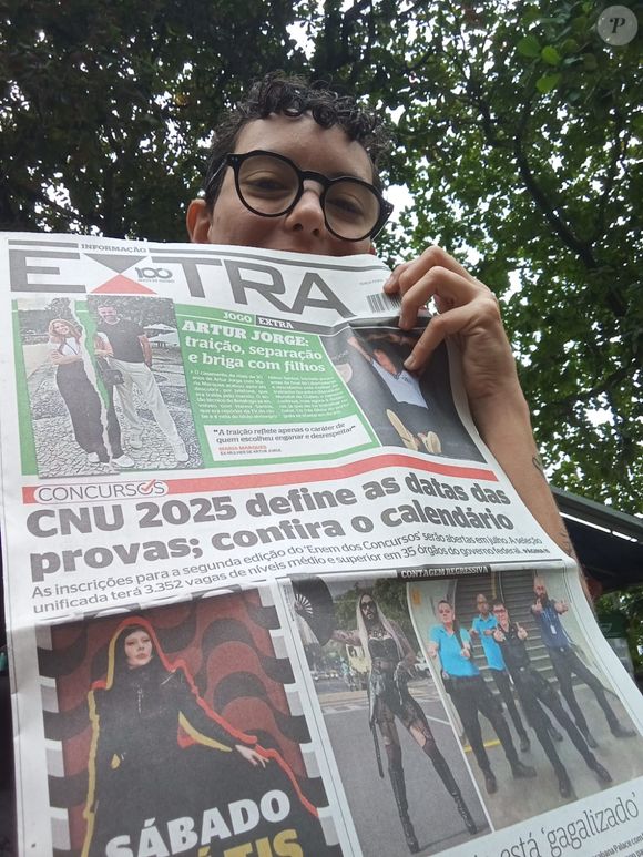 Sabrina comprou exemplar do jornal 'Extra' que trouxe os funcionários na primeira página