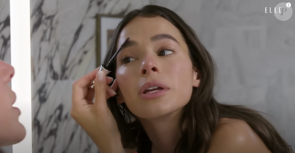 A atriz completa a maquiagem com uma máscara de sobrancelhas para definir a região