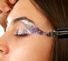 Maquiagem de Carnaval: glitter em tons de roxo e lilás pode ser usado na fantasia de fada