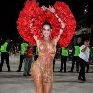 Deborah Secco também usou um look com transparência no ensaio técnico do Salgueiro