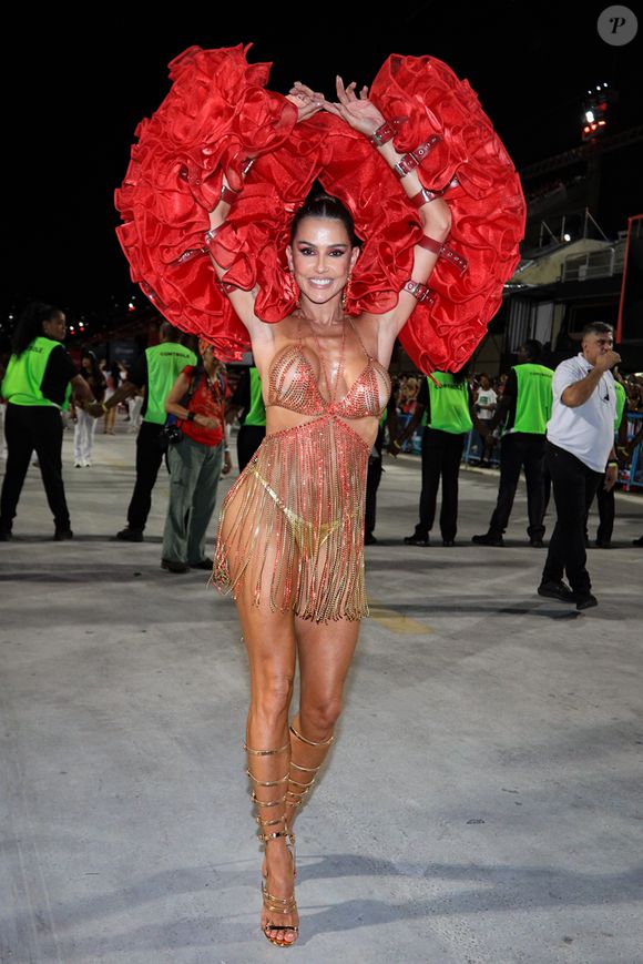 Deborah Secco também usou um look com transparência no ensaio técnico do Salgueiro