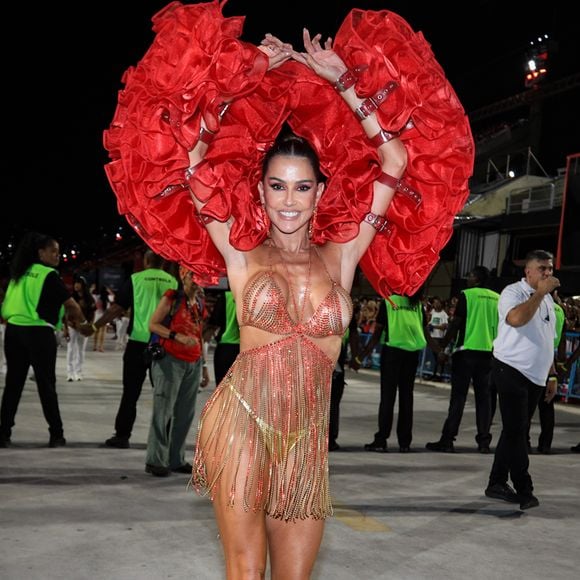 Deborah Secco também usou um look com transparência no ensaio técnico do Salgueiro