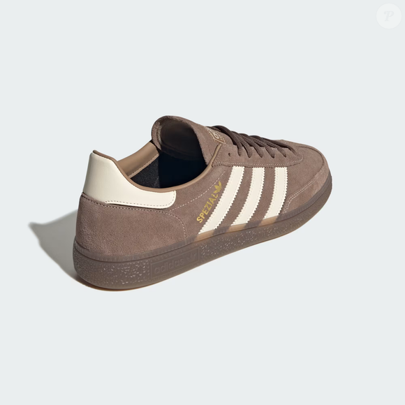 Entre fashionistas e fãs de futebol, o Handball Spezial consolidou seu lugar como um dos modelos mais icônicos da Adidas, provando que um clássico de 1979 continua atual e extremamente desejado