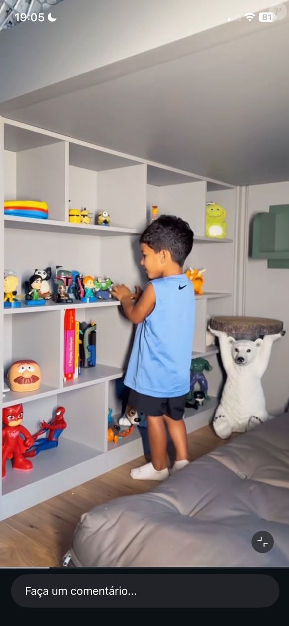 O quarto de Zion, filho de Rayane, foi pensado como uma verdadeira brinquedoteca, com escorregador, estantes e cama espaçosa, unindo conforto e diversão