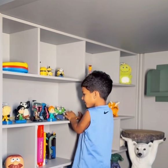 O quarto de Zion, filho de Rayane, foi pensado como uma verdadeira brinquedoteca, com escorregador, estantes e cama espaçosa, unindo conforto e diversão