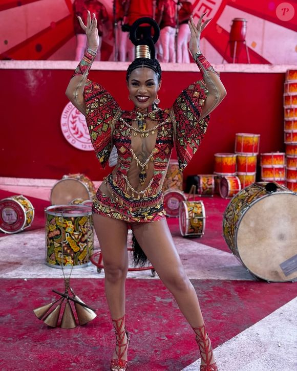 Carnaval 2025: Dedê Marinho é a rainha de bateria da Unidos de Padre Miguel