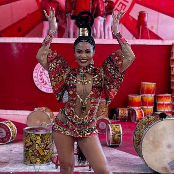 Carnaval 2025: Dedê Marinho é a rainha de bateria da Unidos de Padre Miguel