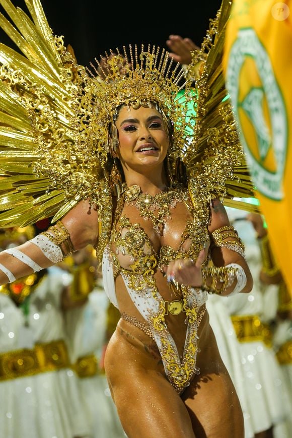 Rainha da Mocidade surge como deusa do amor em figurino sustentável na Marquês de Sapucaí