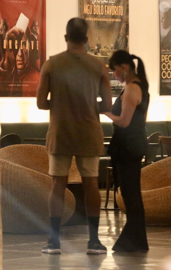 Claudia Alencar e o namorado, o advogado Emanuel Brito, saíram juntos após se conhecerem e notarem afinidades: ambos gostam de programas culturais