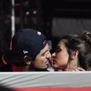 A assistente de palco do "Domingo Legal" e o atleta foram vistos curtindo o show da dupla Jorge & Mateus em clima de romance, trocando carinhos e beijos durante o evento sertanejo