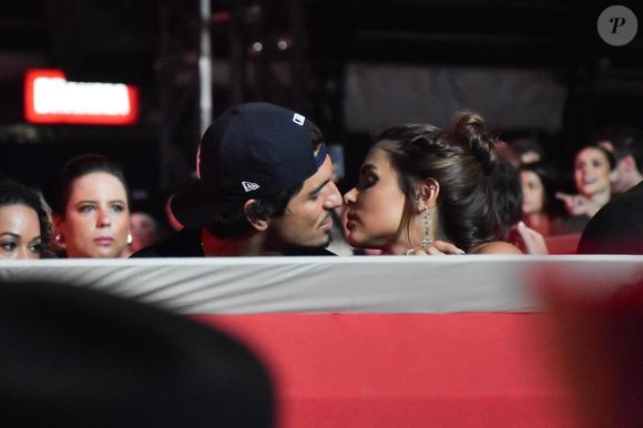 A assistente de palco do "Domingo Legal" e o atleta foram vistos curtindo o show da dupla Jorge & Mateus em clima de romance, trocando carinhos e beijos durante o evento sertanejo