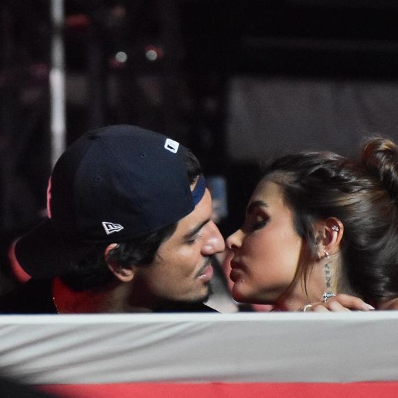 A assistente de palco do "Domingo Legal" e o atleta foram vistos curtindo o show da dupla Jorge & Mateus em clima de romance, trocando carinhos e beijos durante o evento sertanejo