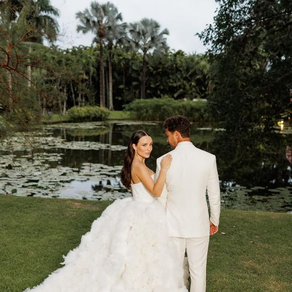 Larissa Manoela e o esposo André Luiz Frambach celebraram a união pela terceira vez numa cerimônia no Rio de Janeiro.