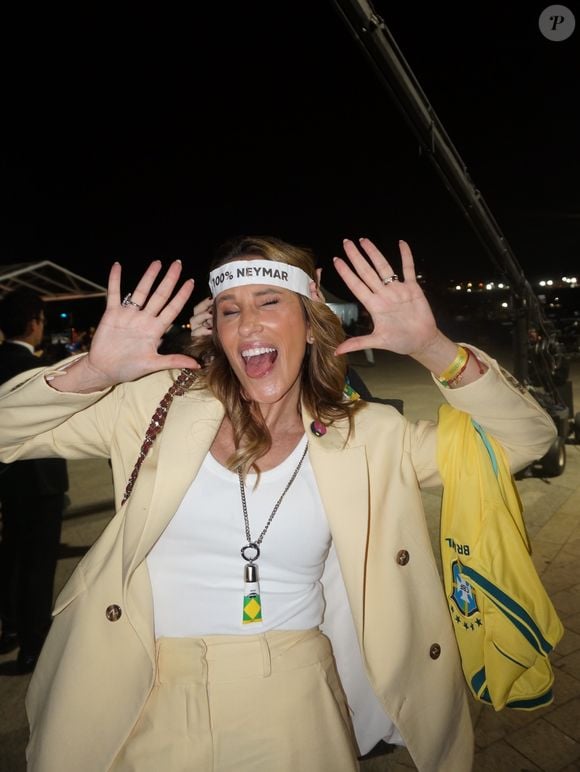 Karla Felmanas mostra, no podcast, a vida das esposas de jogadores da Seleção Brasileira além dos holofotes