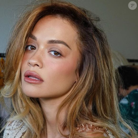 O uso combinado de blush cremoso e em pó garante maior fixação e acabamento natural à maquiagem como o da cantora Rita Ora