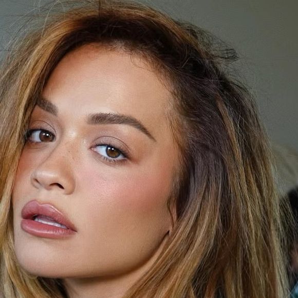 O uso combinado de blush cremoso e em pó garante maior fixação e acabamento natural à maquiagem como o da cantora Rita Ora