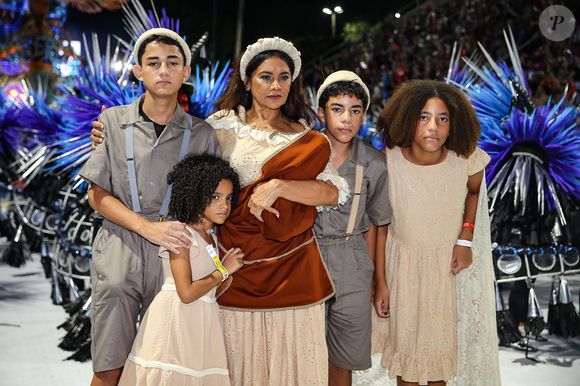 Dira Paes como Dona Lindu, mãe de Lula, e os atores que interpretam filhos dela para o desfile da Acadêmicos de Niteroi