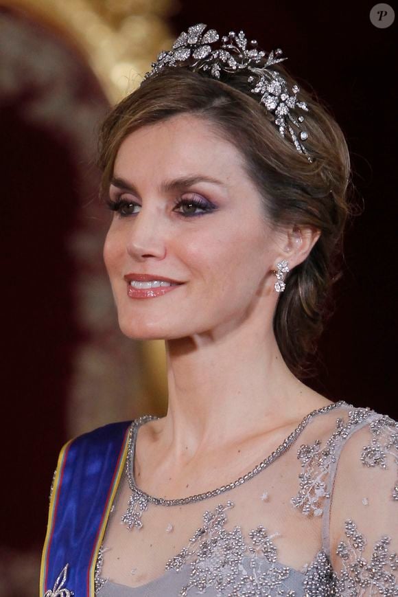 O visual da rainha Letizia voltou a chamar atenção. Entenda por que especialistas acreditam que um bronzeado saudável pode gerar impactos positivos na autoestima e na forma como somos percebidos pelos outros